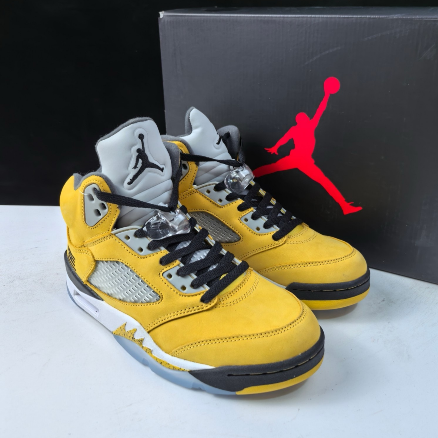 Air Jordan 5 - Michigan