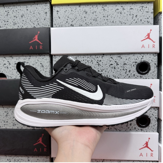 Nike Vomero 18 - Black White