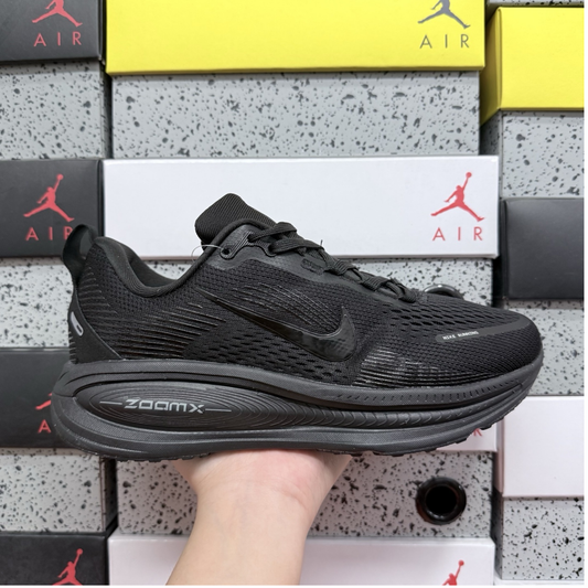 Nike Vomero 18 - Triple Black