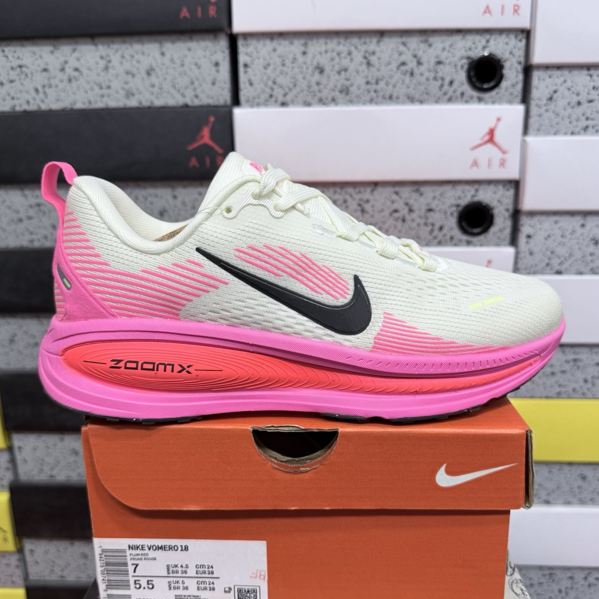 Nike Vomero 18 - Sail Hyper Pink