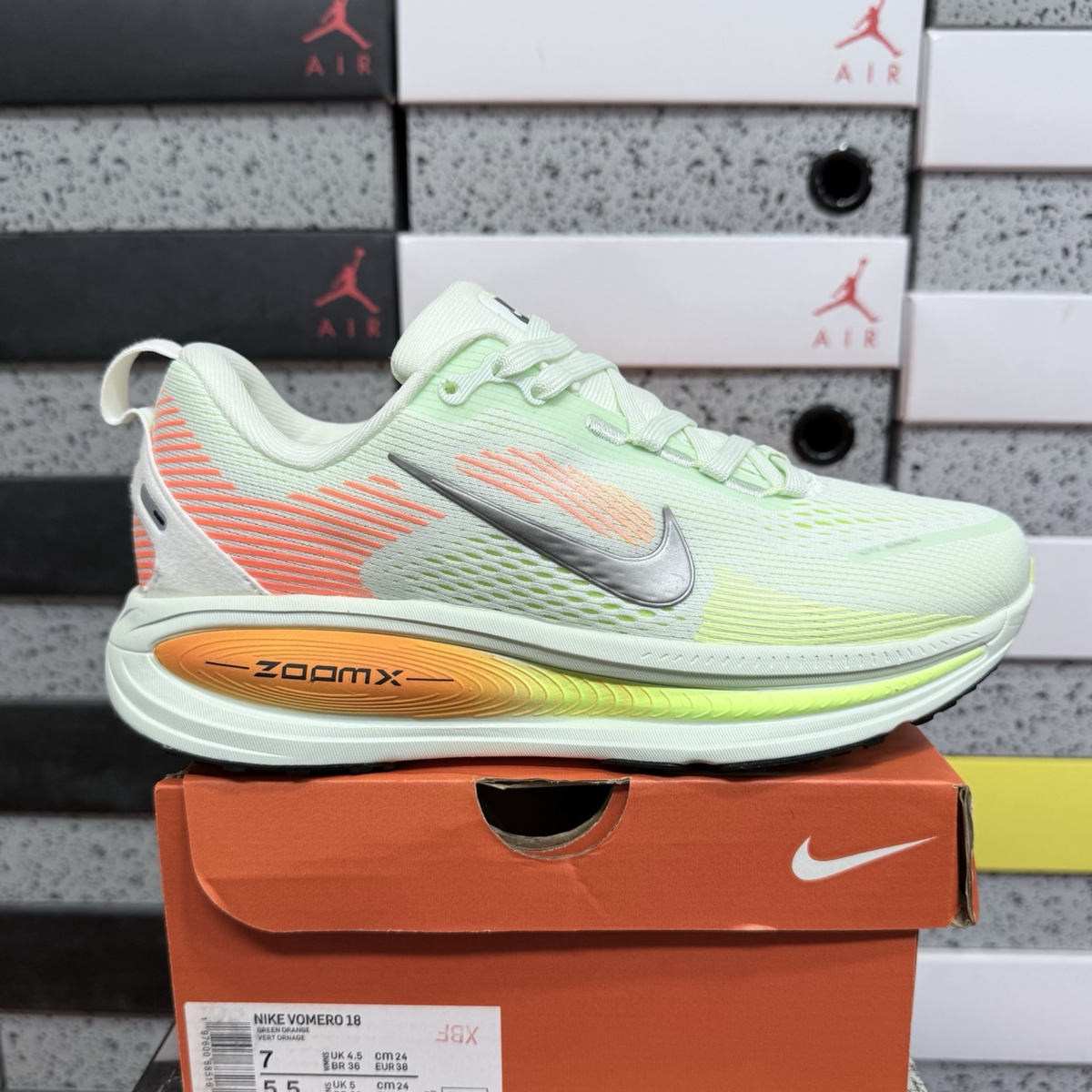 Nike Vomero 18 - Barely Green/Hyper Crimson/Barely Volt