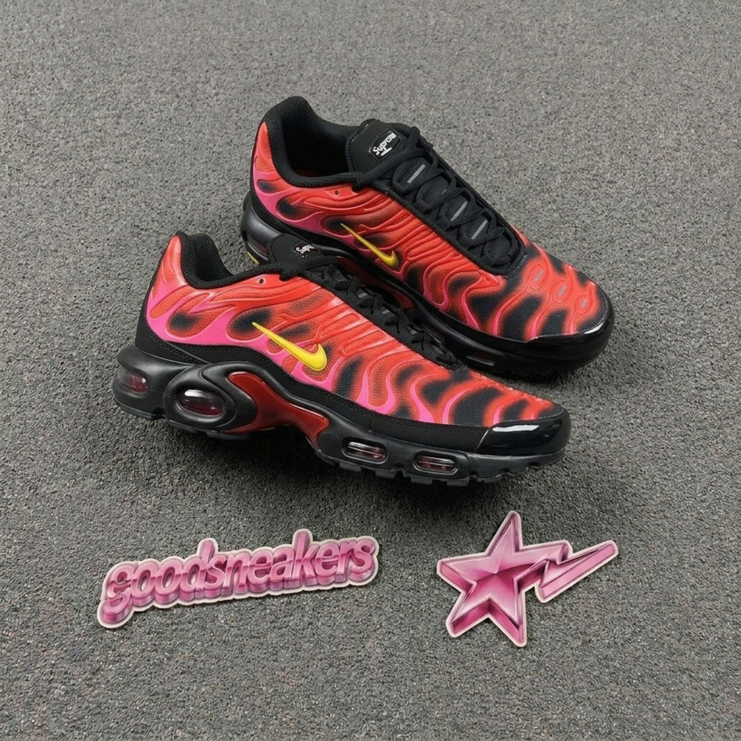 Supreme x Nike Air Max Plus - University Red Black