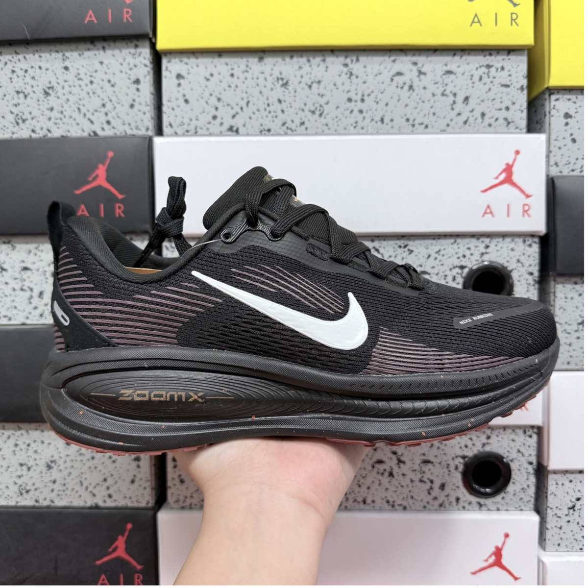 Nike Vomero 18 - Black Velvet Brown
