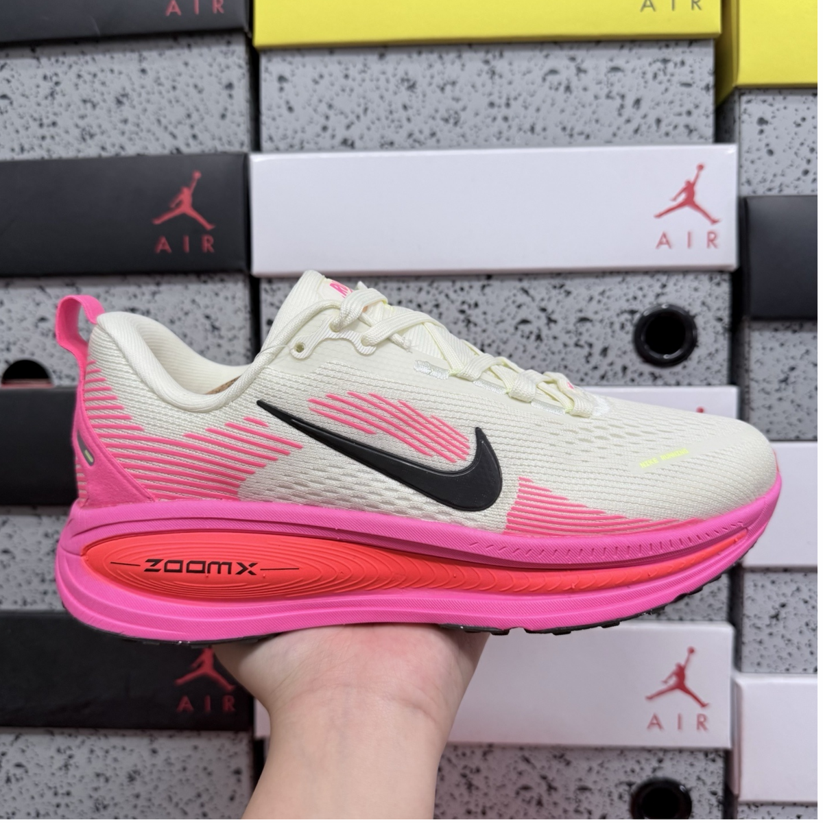 Nike Vomero 18 - Sail Hyper Pink