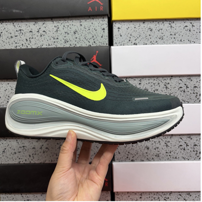Nike Vomero Plus - Sequia Volt