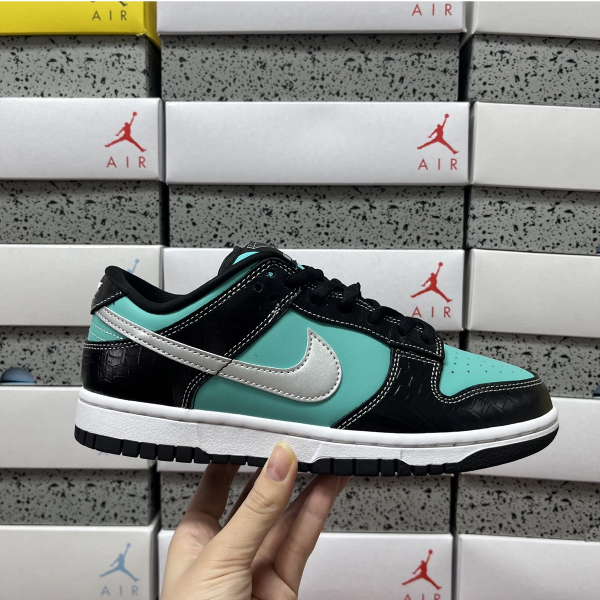 Diamond Supply Co x Nike SB Dunk Low Pro - Tiffany