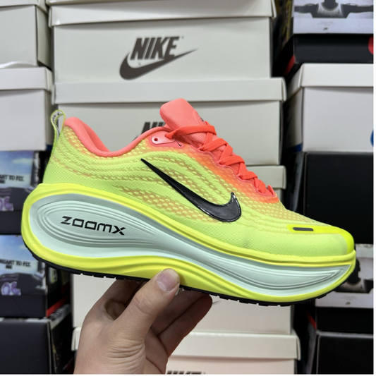 Nike Vomero Plus - Bright Mango