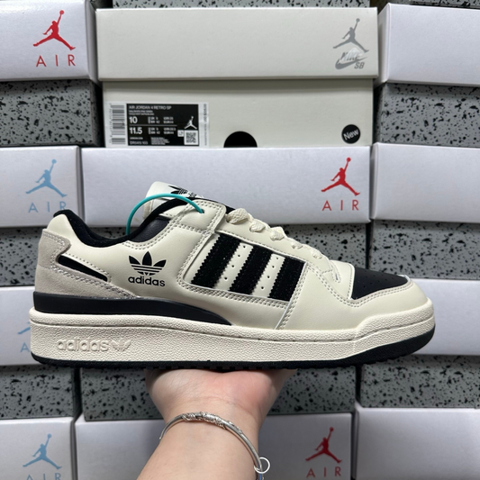 Adidas Forum Low - Core Black / Cream White