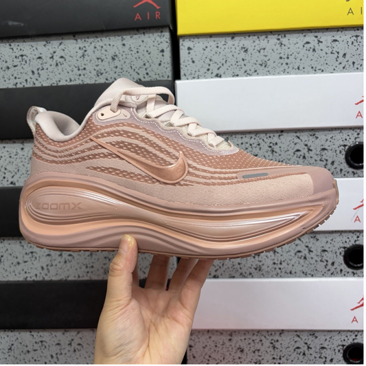 Nike Vomero Plus - Particle Pink Rose Gold