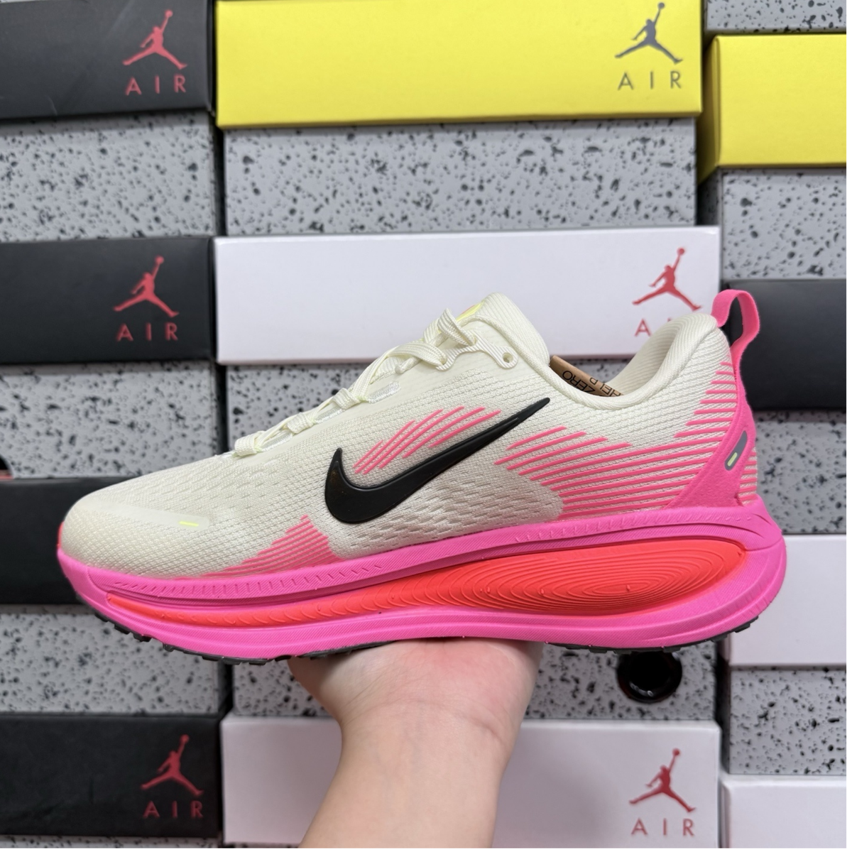 Nike Vomero 18 - Sail Hyper Pink