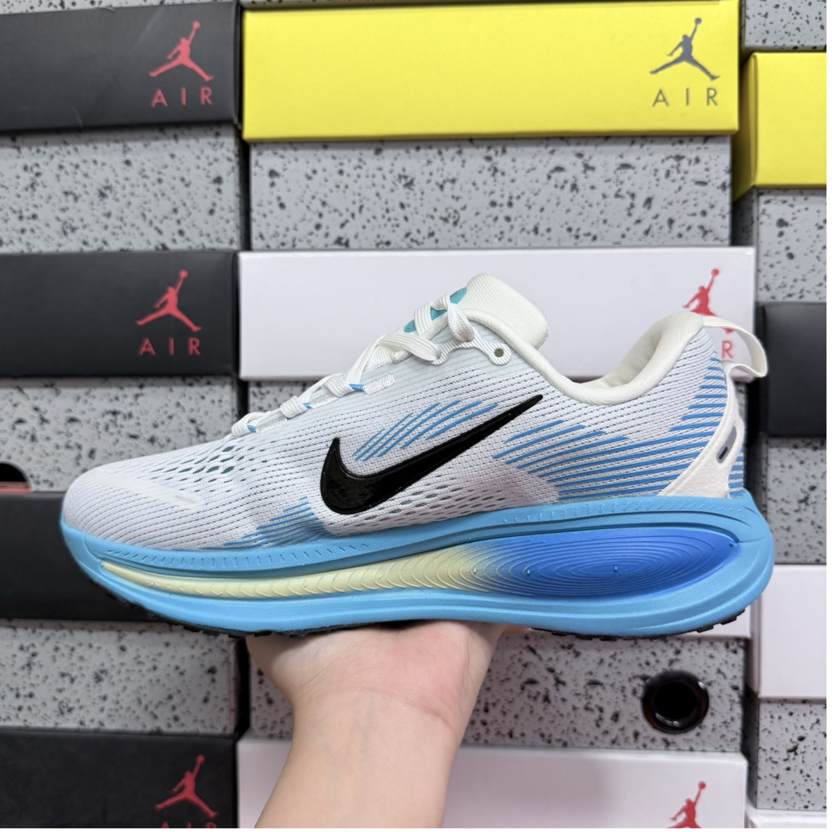 Nike Vomero 18 - White Blue Hero