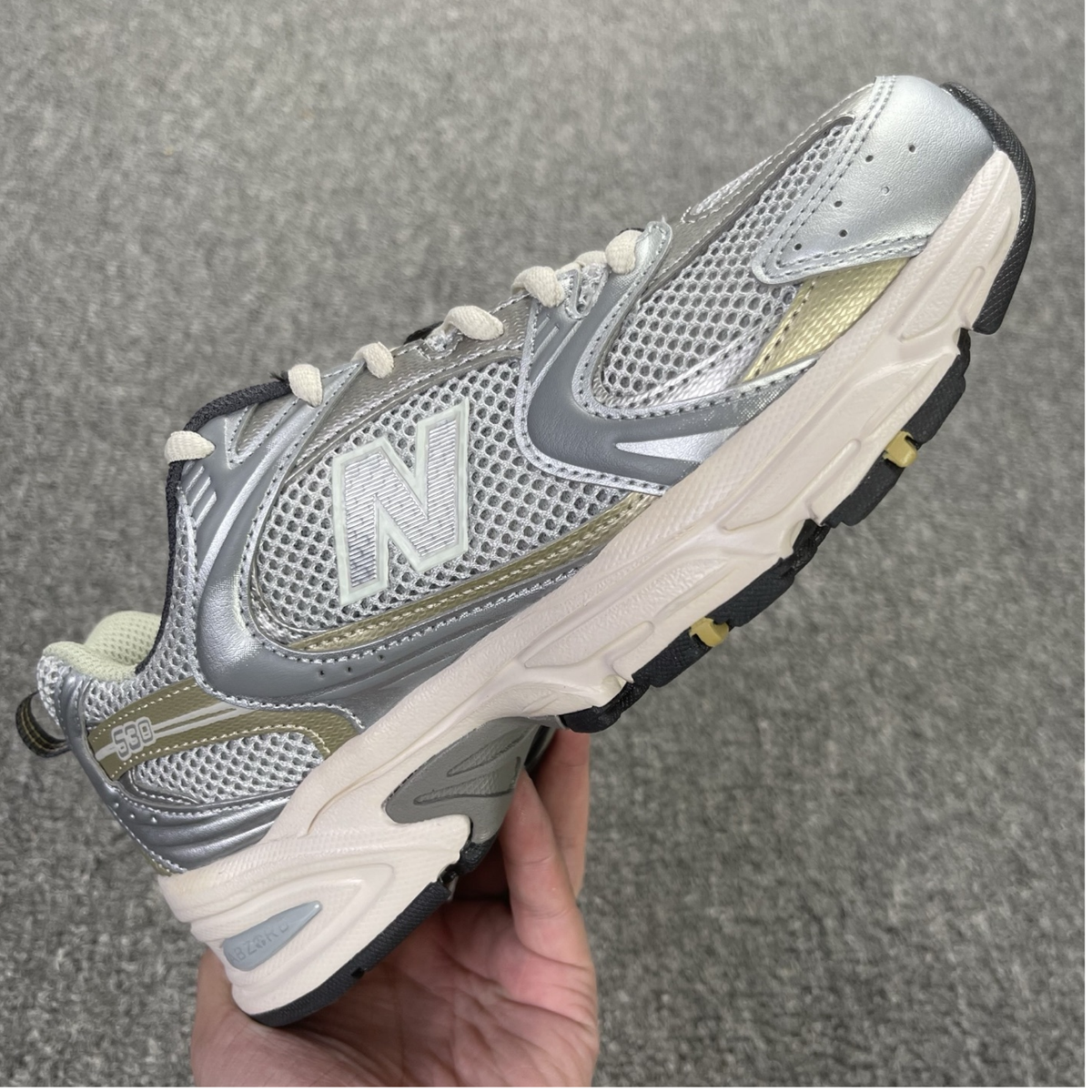 New Balance 530 - Beige Silver