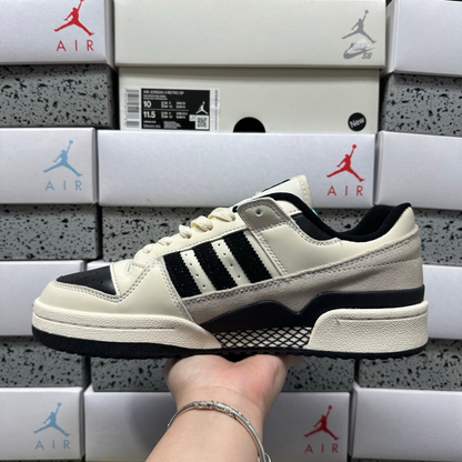 Adidas Forum Low - Core Black / Cream White