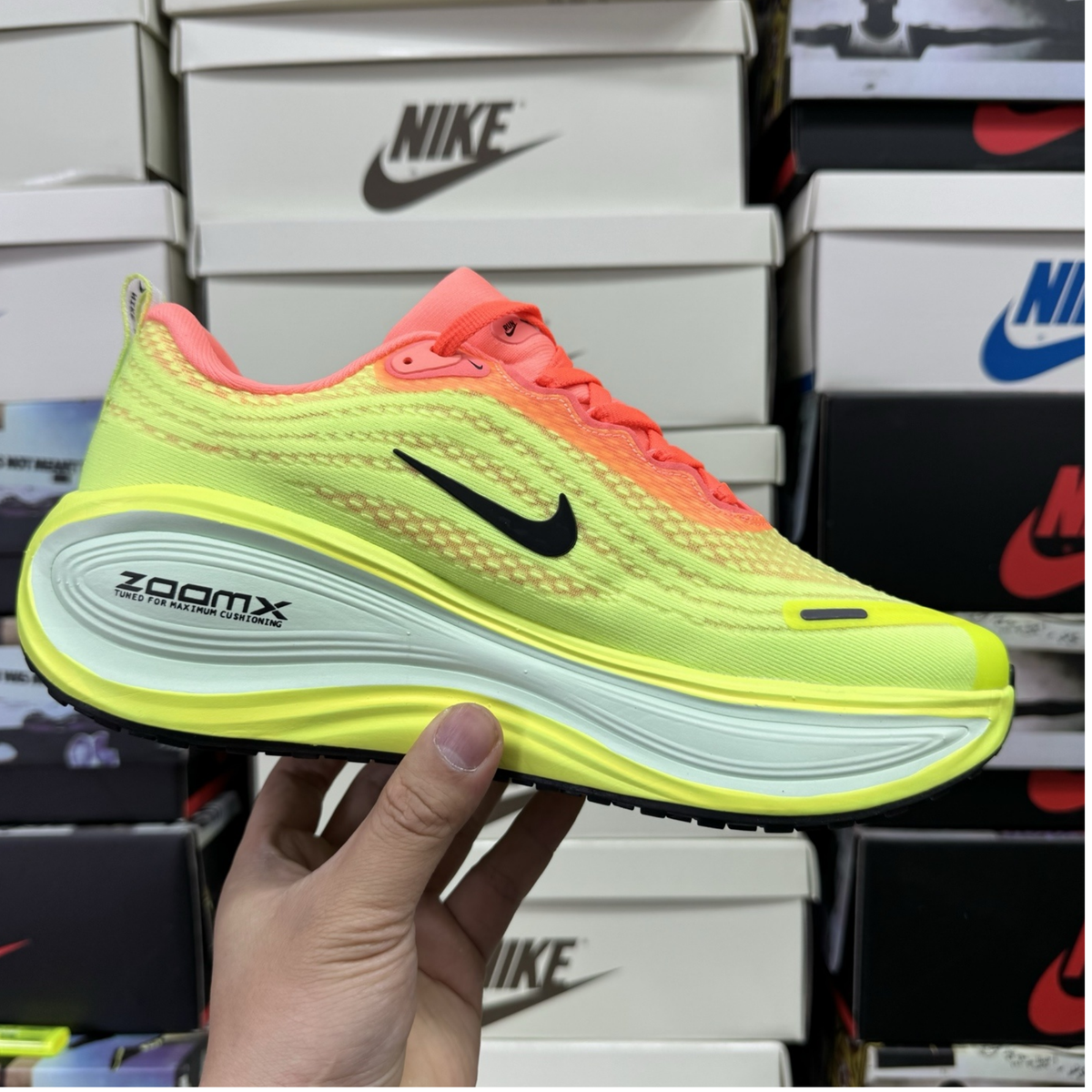 Nike Vomero Plus - Bright Mango