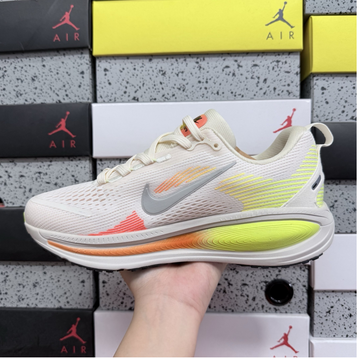 Nike Vomero 18 - Sail Bright Crimson Laser Orange