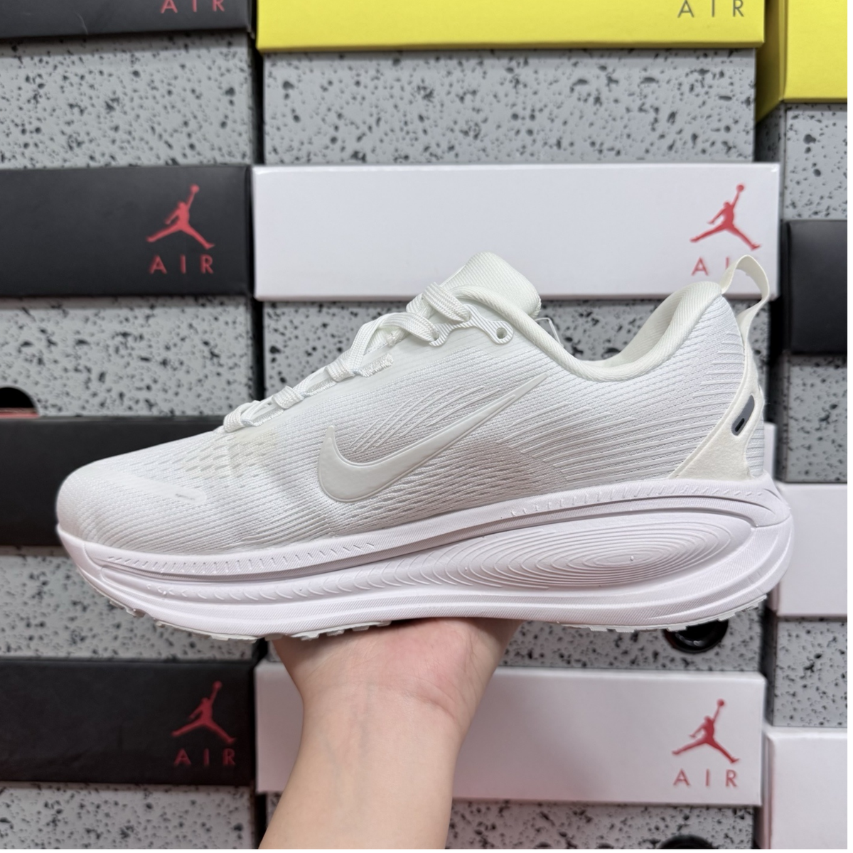 Nike Vomero 18 - White Photon Dust