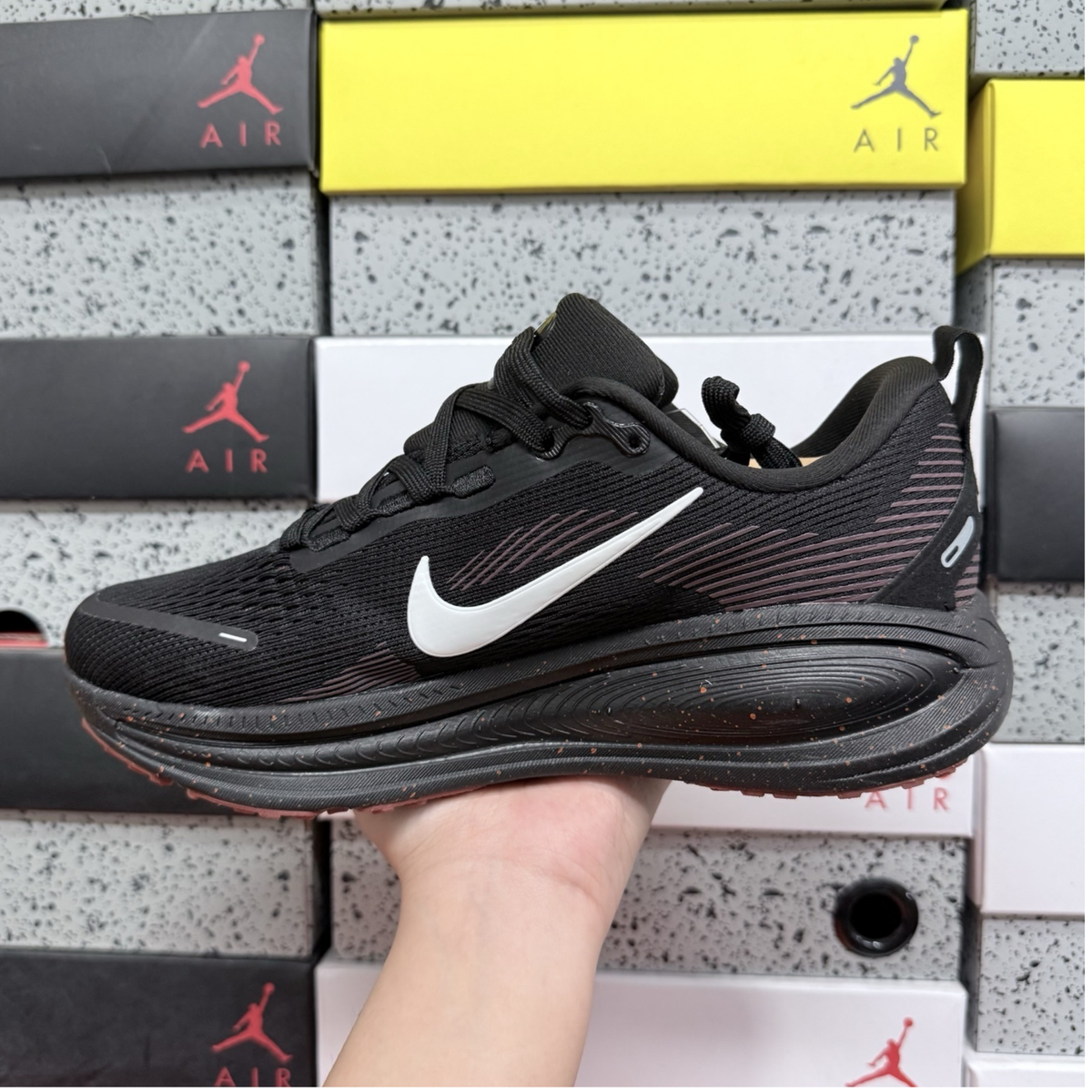 Nike Vomero 18 - Black Velvet Brown