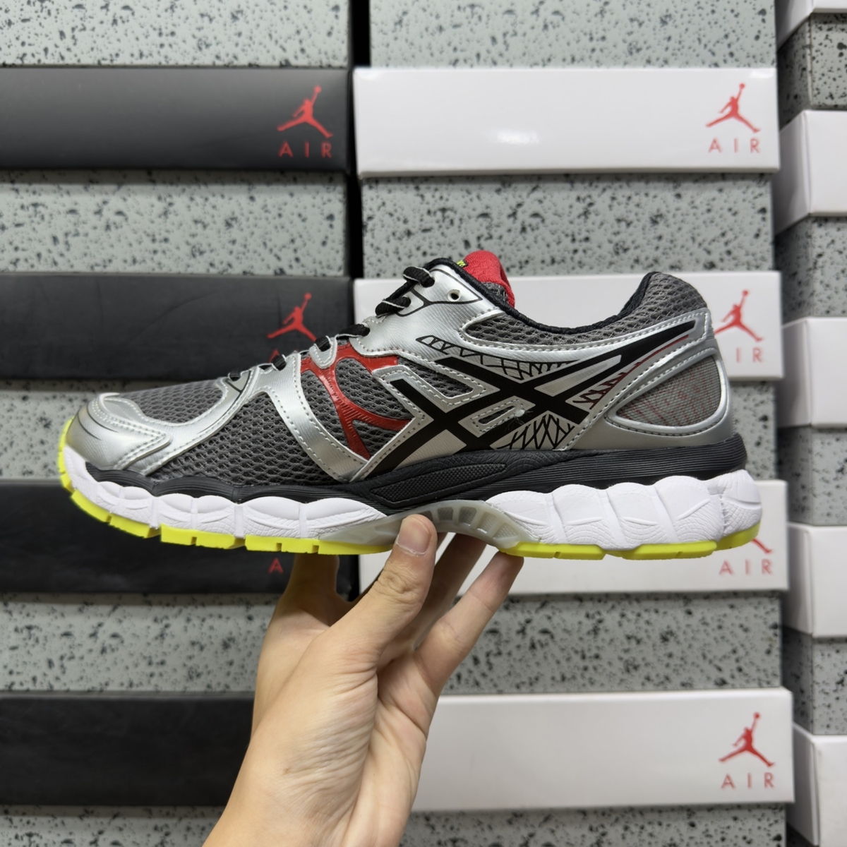 Asics Gel Nimbus 16 - Titanium / Black / Red
