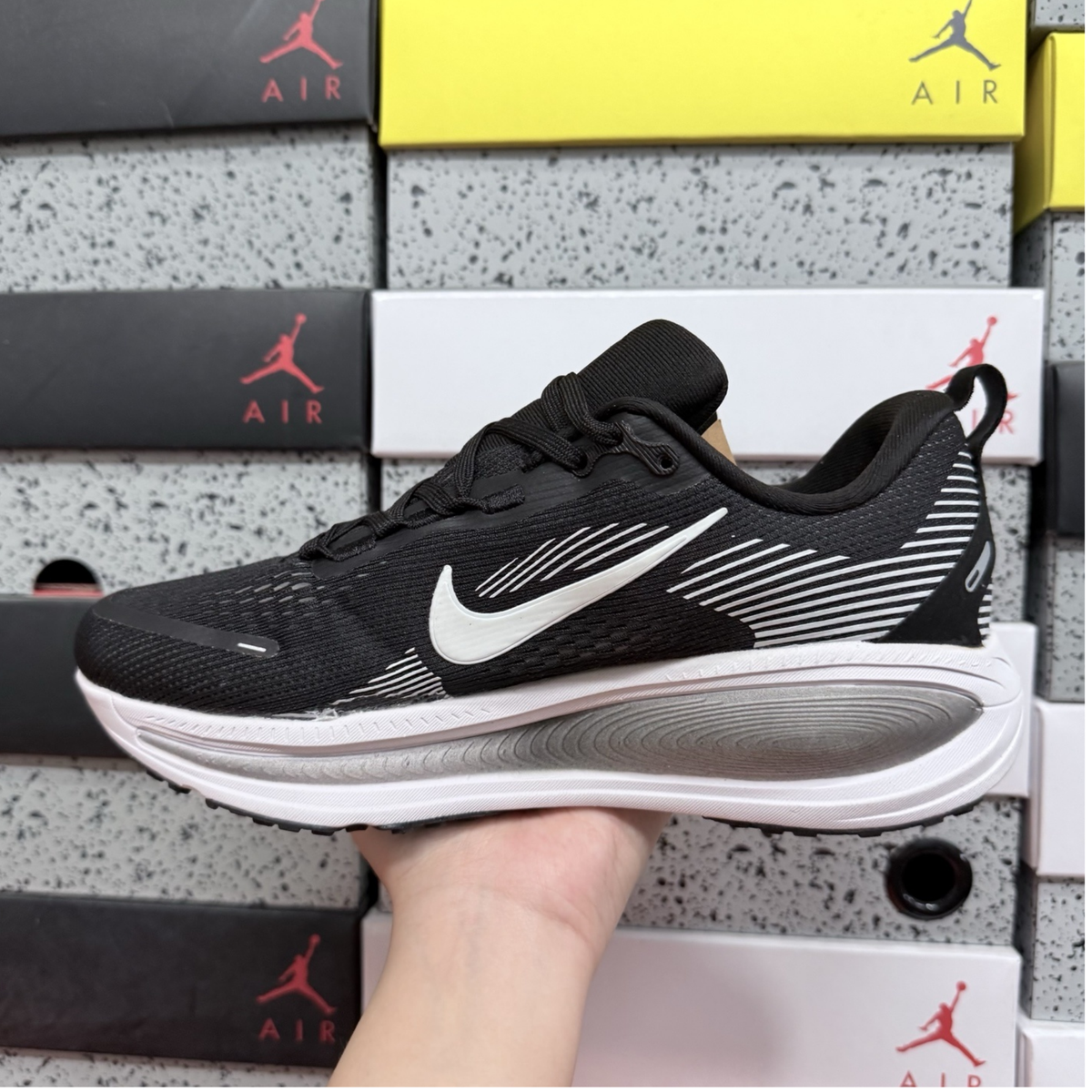 Nike Vomero 18 - Black White