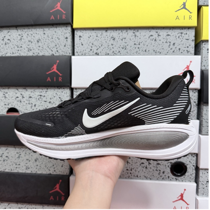 Nike Vomero 18 - Black White