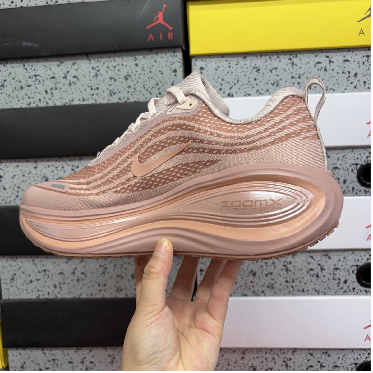 Nike Vomero Plus - Particle Pink Rose Gold