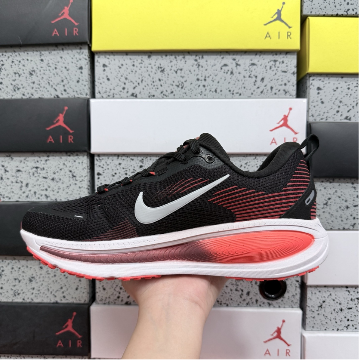 Nike Vomero 18 - Black Bright Crimson