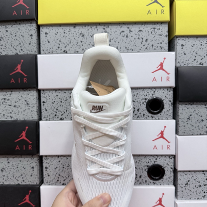 Nike Vomero 18 - White Photon Dust