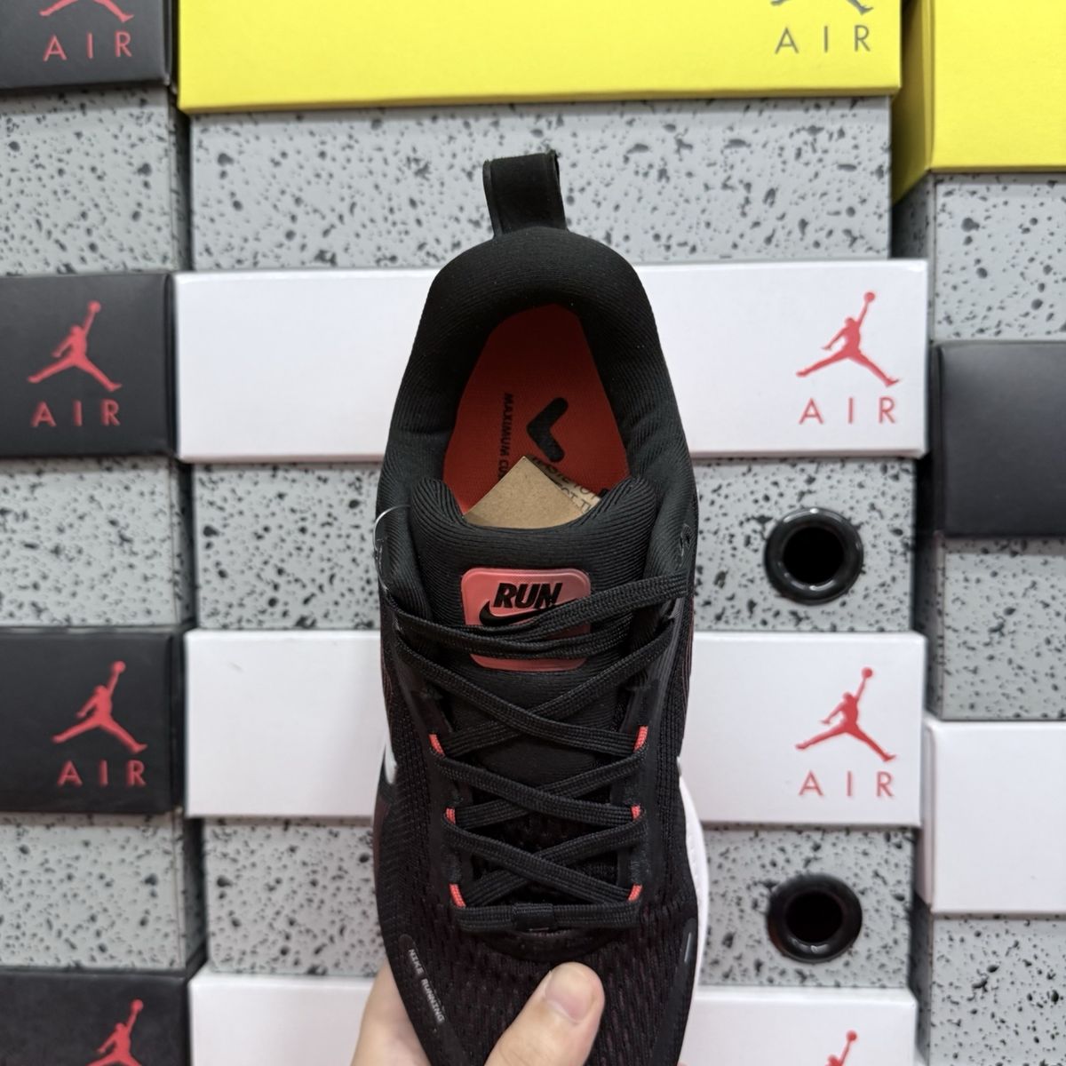 Nike Vomero 18 - Black Bright Crimson