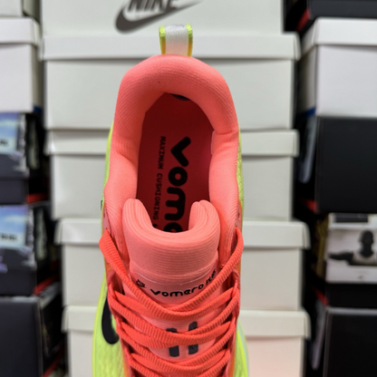 Nike Vomero Plus - Bright Mango