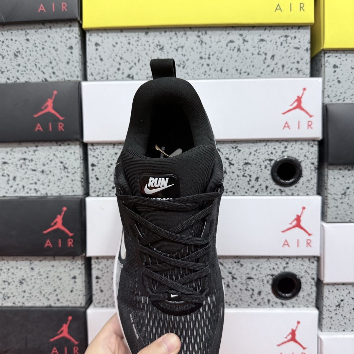Nike Vomero 18 - Black White