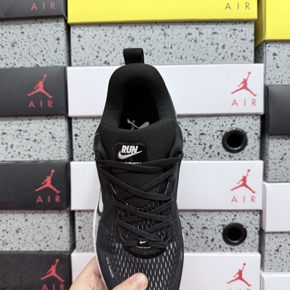 Nike Vomero 18 - Black White
