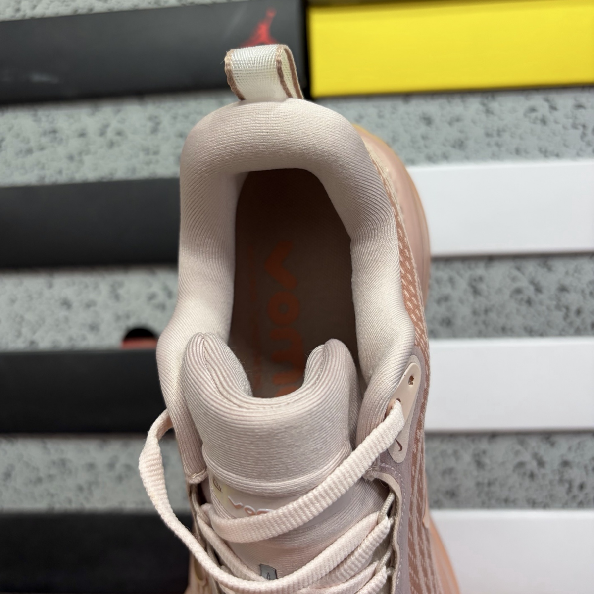 Nike Vomero Plus - Particle Pink Rose Gold