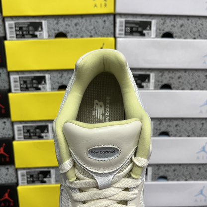 AURALEE x New Balance 2002R - White