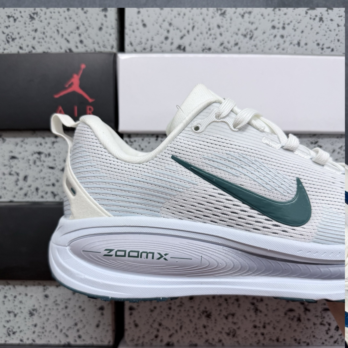Nike Vomero 18 - Summit White/Blue Tint/Geode Teal