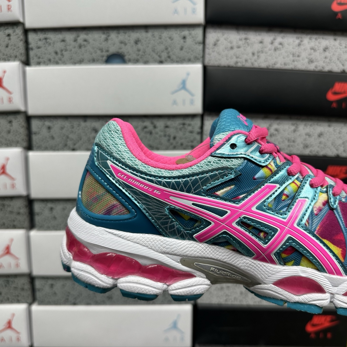 Asics Gel Nimbus 16 - Iridescent / Pink / Blue