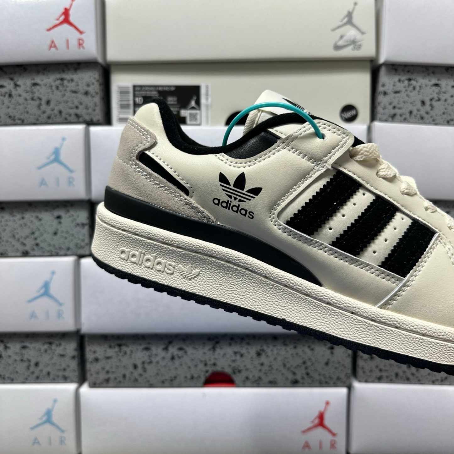 Adidas Forum Low - Core Black / Cream White