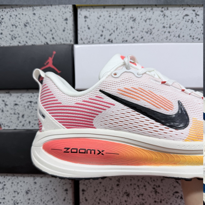 Nike Vomero 18 - Sail Bright Crimson Laser Orange