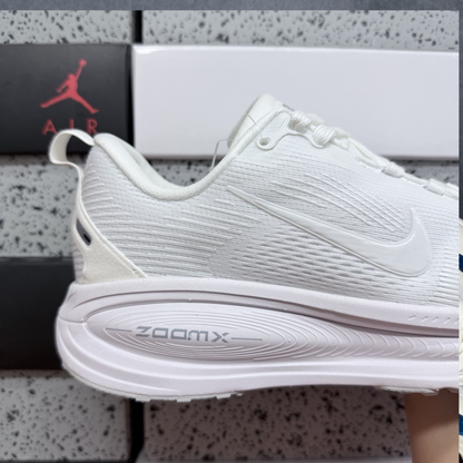Nike Vomero 18 - White Photon Dust