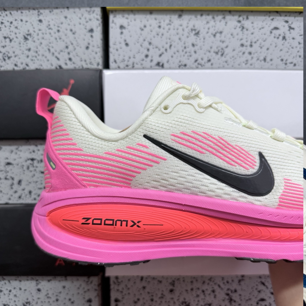 Nike Vomero 18 - Sail Hyper Pink