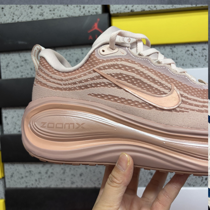 Nike Vomero Plus - Particle Pink Rose Gold