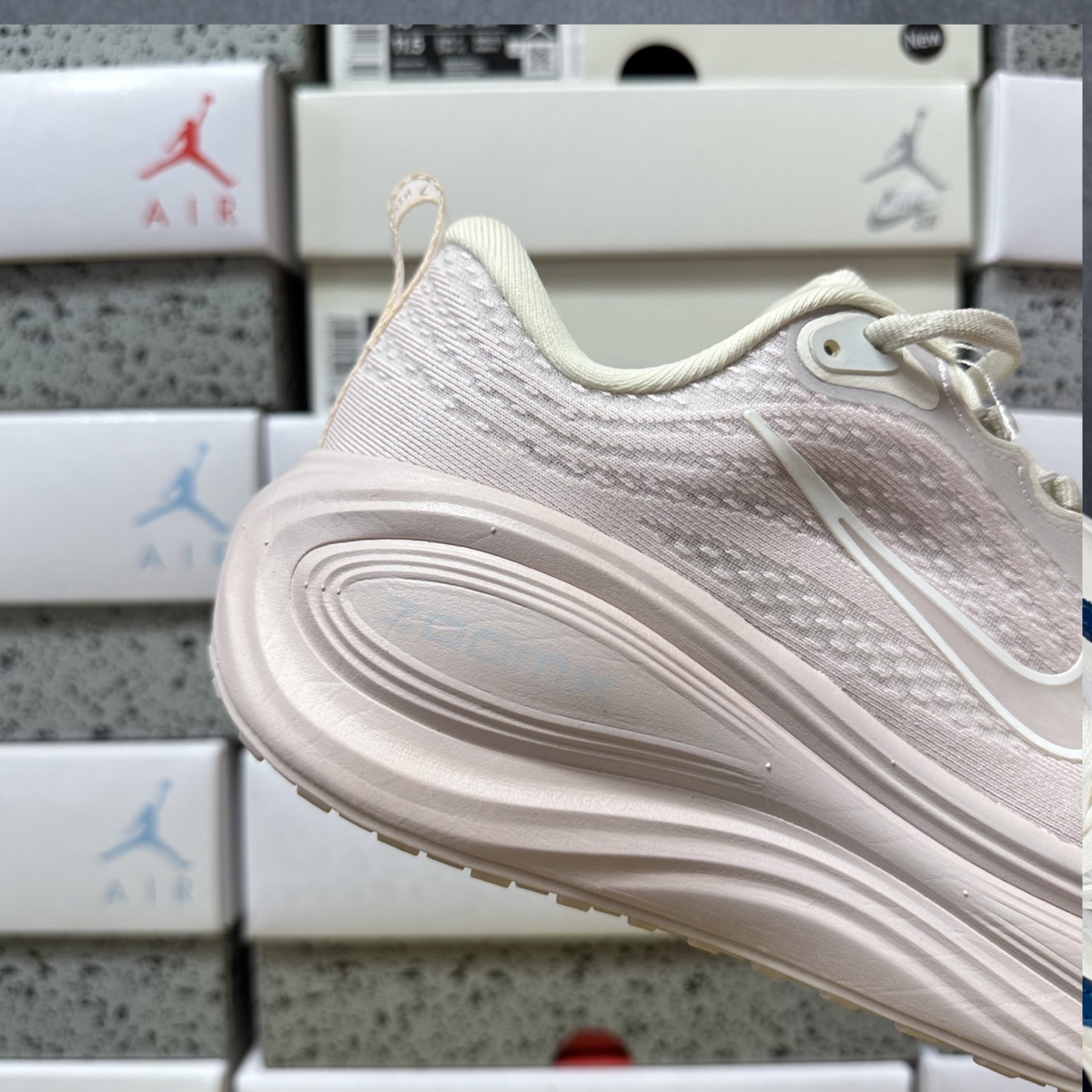 Nike Vomero 18 - Light Bone Sail