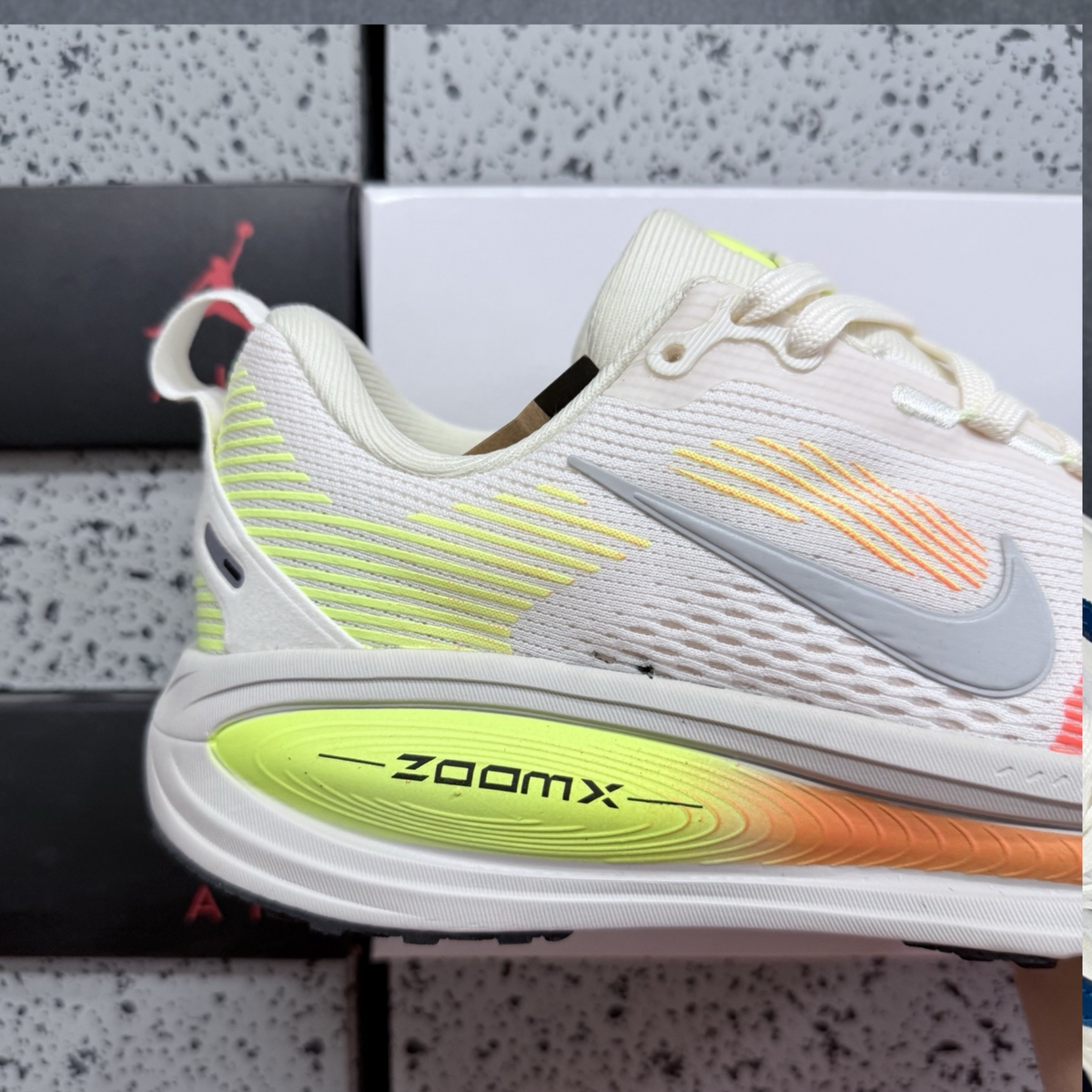 Nike Vomero 18 - Sail Bright Crimson Laser Orange