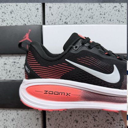 Nike Vomero 18 - Black Bright Crimson