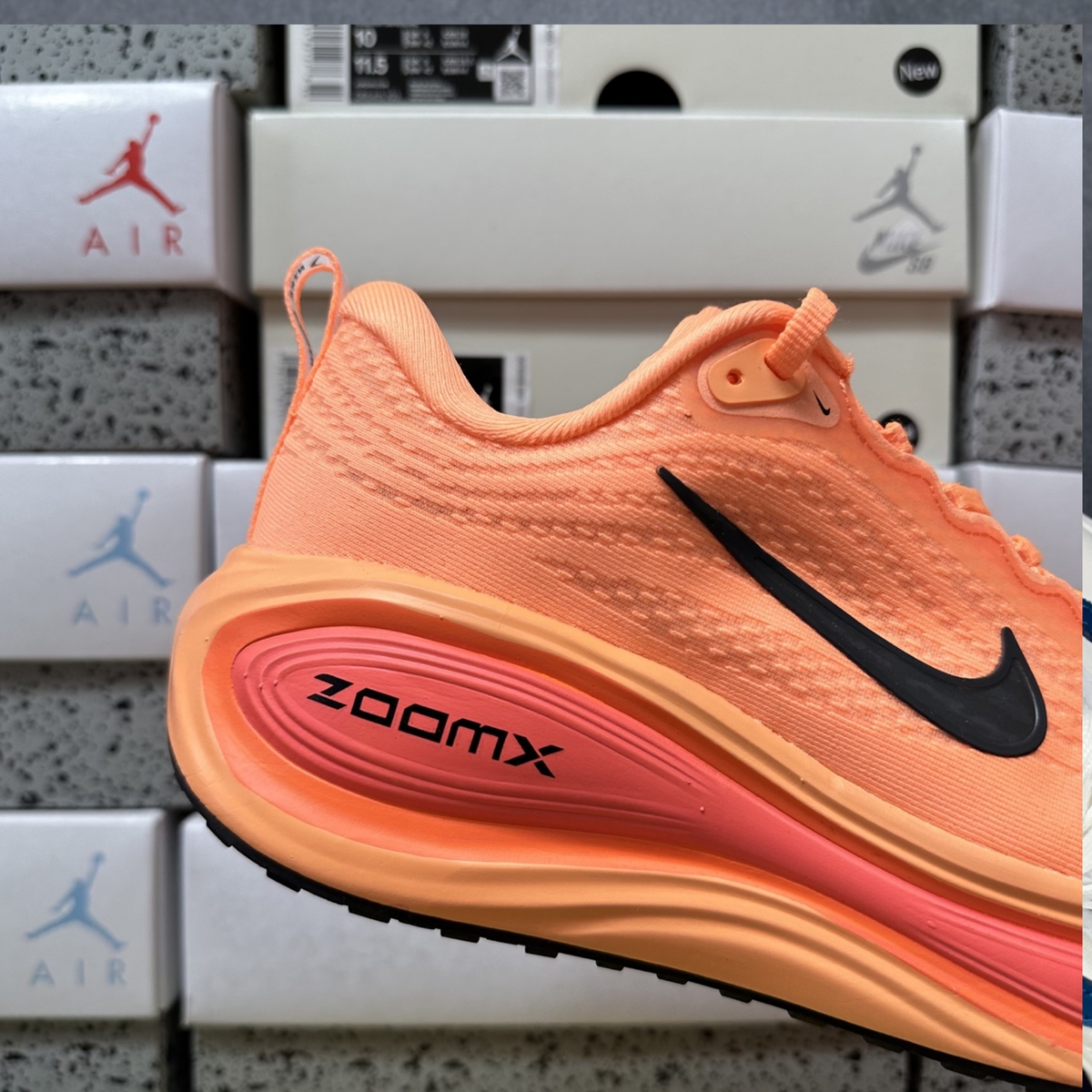 Nike Vomero Plus - Orange Pulse