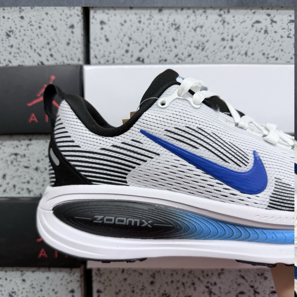 Nike Vomero 18 - White Black Sail Photo Blue
