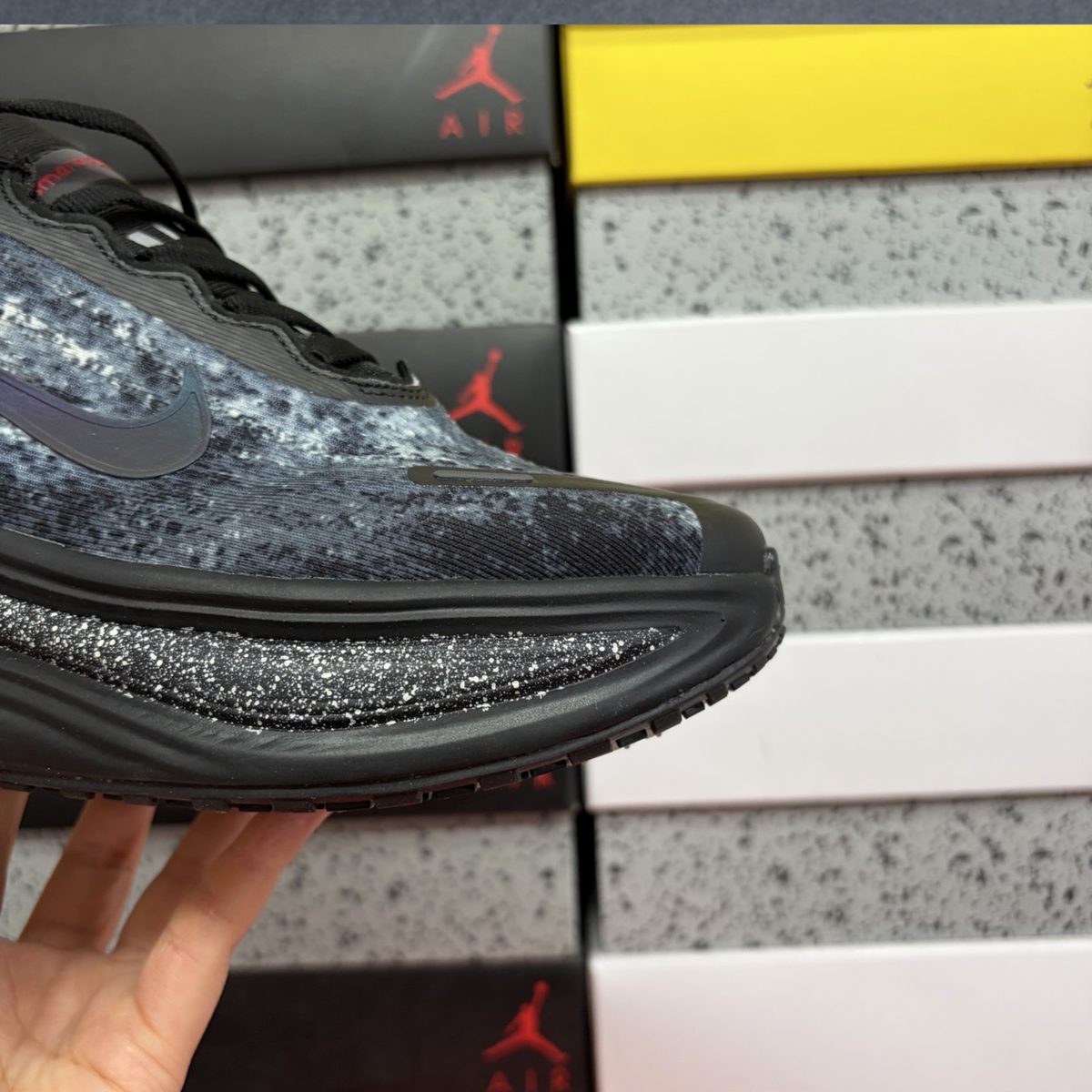 Nike Vomero Plus - Anthracite Oatmeal Volt