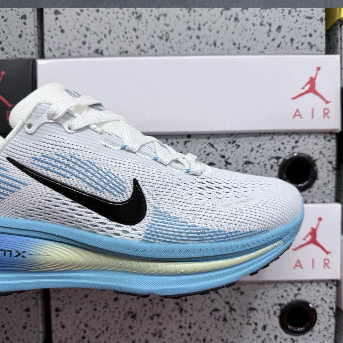 Nike Vomero 18 - White Blue Hero