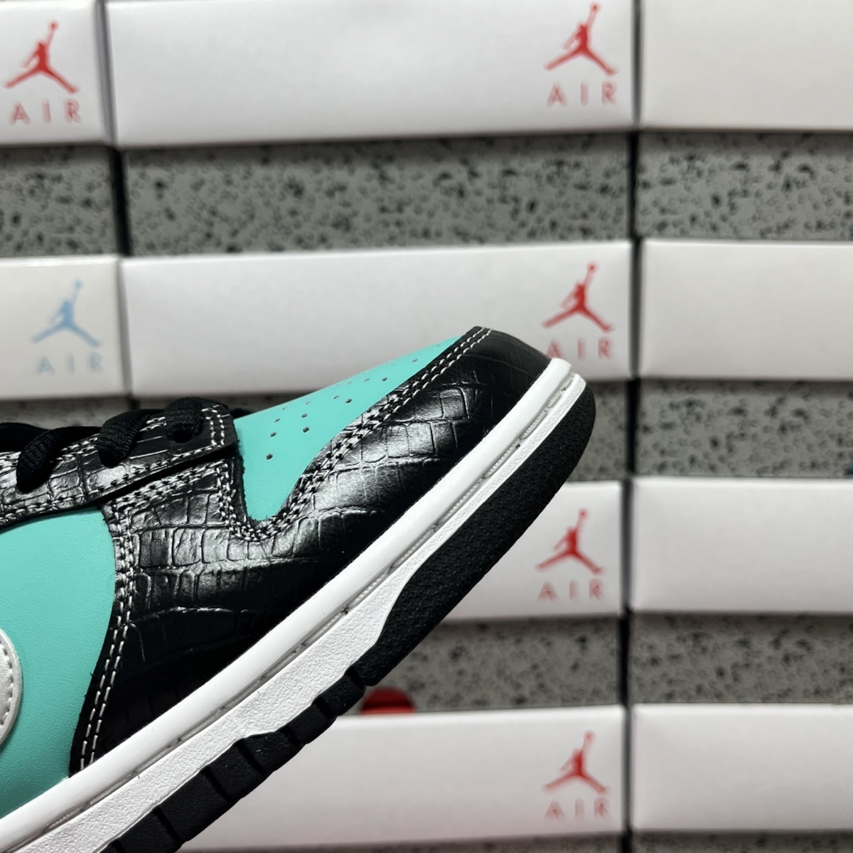 Diamond Supply Co x Nike SB Dunk Low Pro - Tiffany