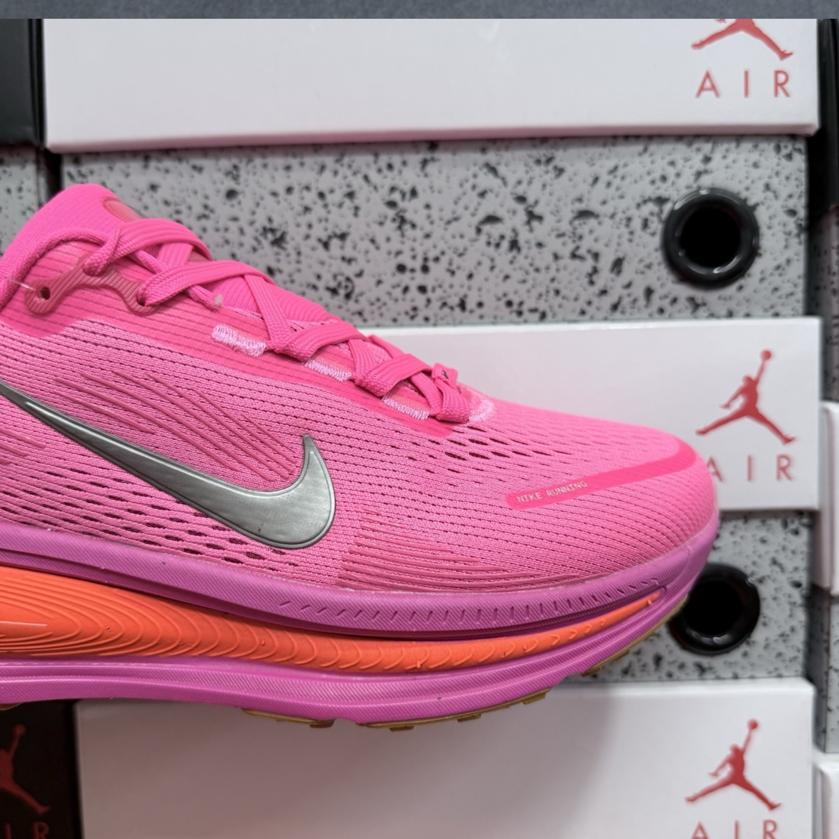 Nike Vomero 18 - Digital Pink/Hyper Orange