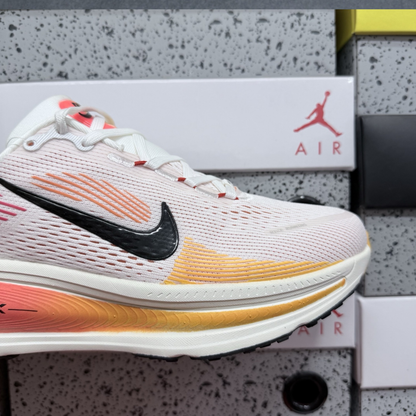 Nike Vomero 18 - Sail Bright Crimson Laser Orange